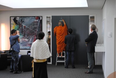 Mönch segnet den Restauranteingang
