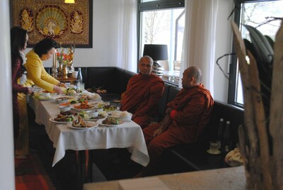 Mönche segnen das Essen
